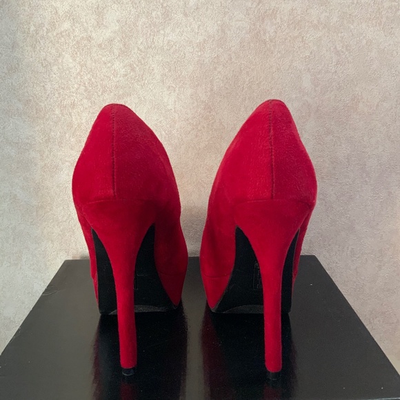 ❗️SOLD❗️Sexy red platform heels (pumps) US 7 - Picture 3 of 6